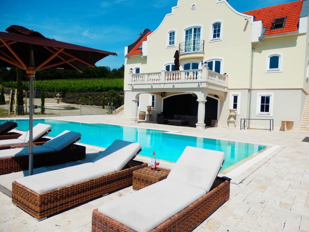 Hotel Liszkay Borkuria Monoszlo Esterno foto