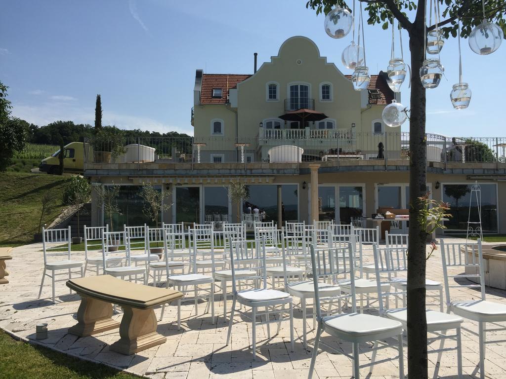 Hotel Liszkay Borkuria Monoszlo Esterno foto