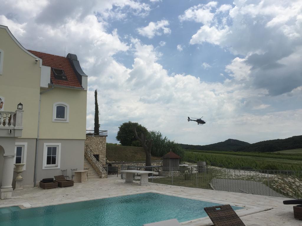 Hotel Liszkay Borkuria Monoszlo Esterno foto