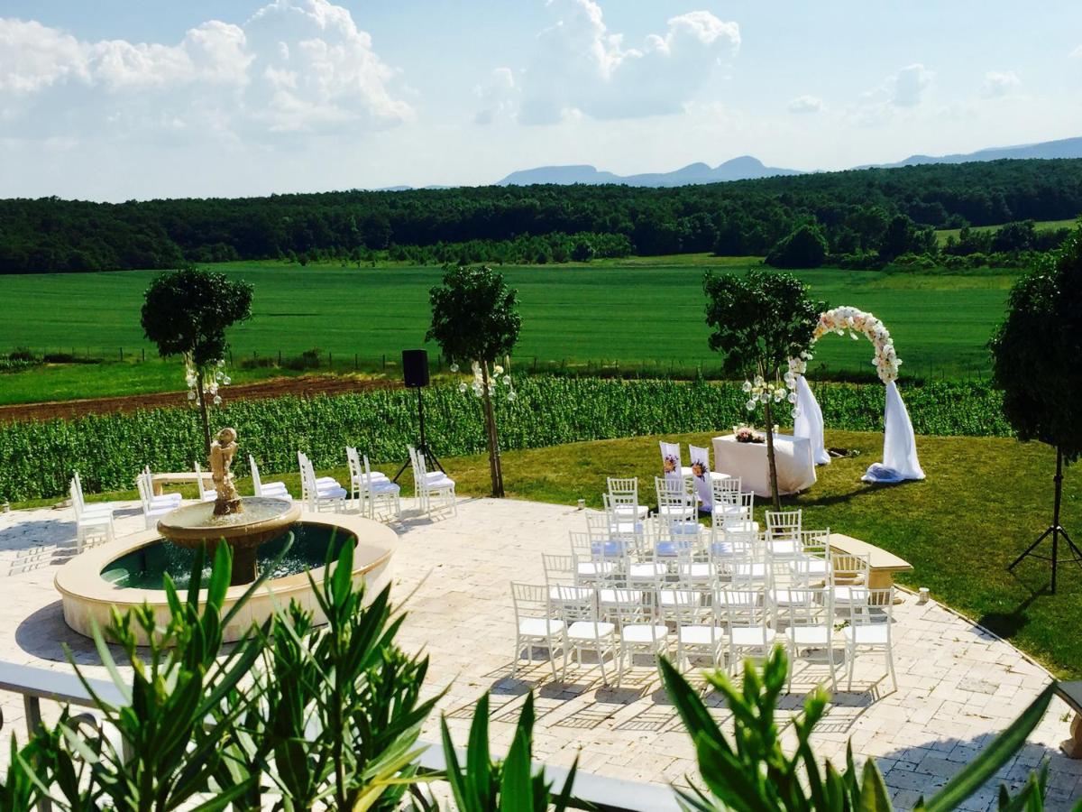 Hotel Liszkay Borkuria Monoszlo Esterno foto