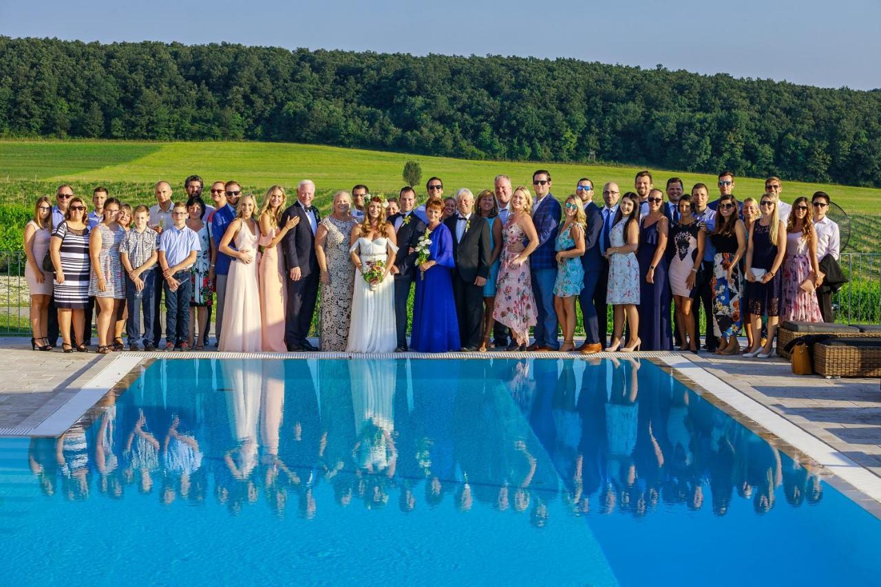 Hotel Liszkay Borkuria Monoszlo Esterno foto