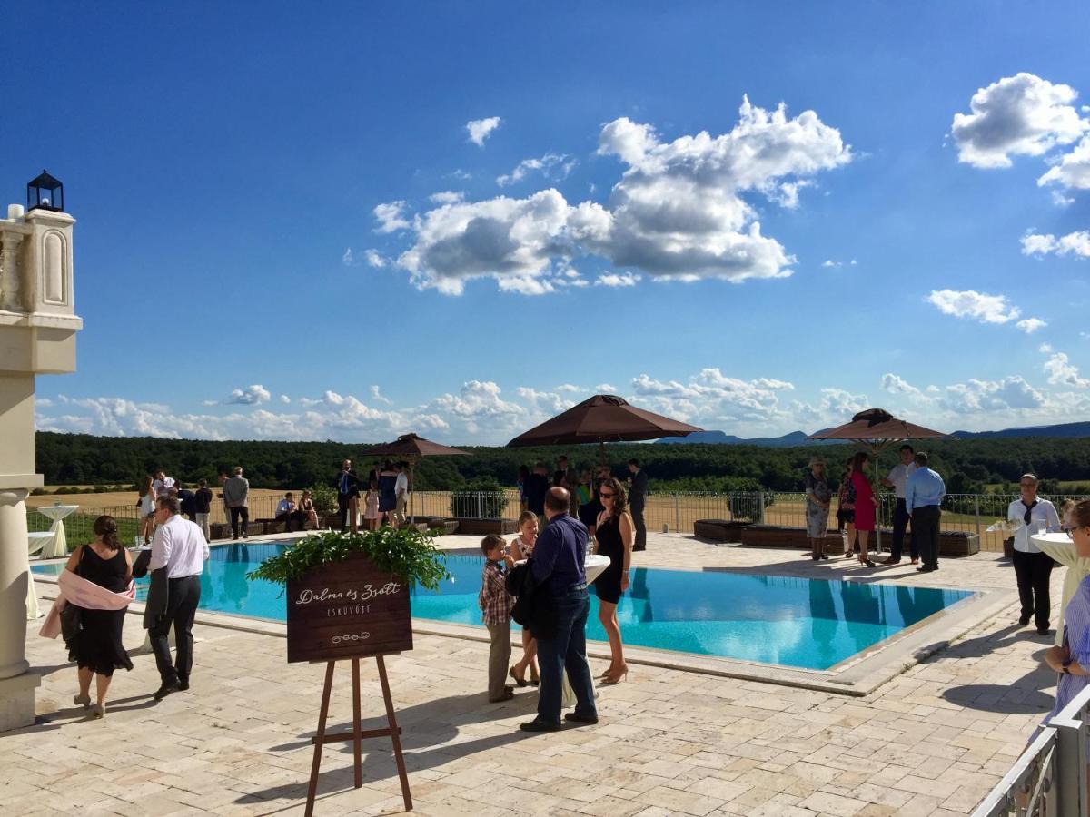 Hotel Liszkay Borkuria Monoszlo Esterno foto